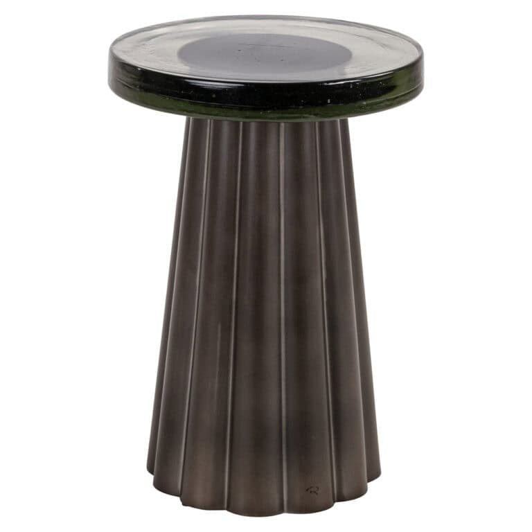 Table d'appoint avec une finition bronze et un plateau rond noir.