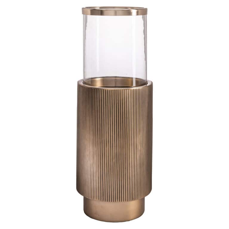 Lampe ouragan Soreli en laiton vieilli, avec une coque en verre et un motif nervuré.