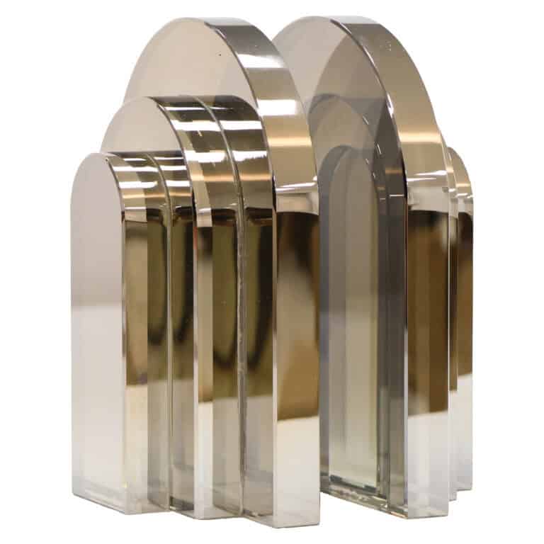 Ensemble d'objets décoratifs en verre de différentes tailles et formes.