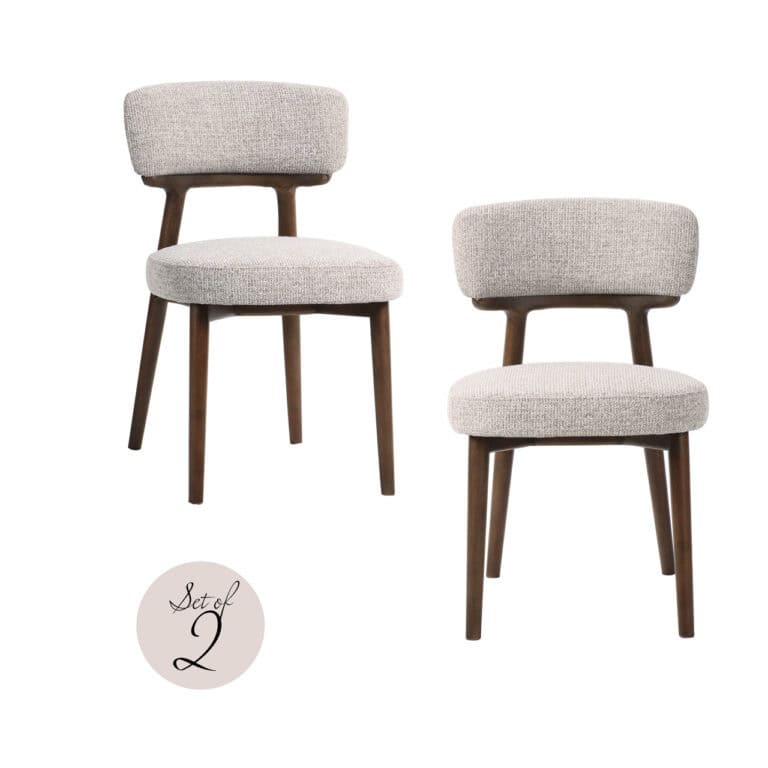 set de 2 Chaises de salle à manger Basker avec pieds en bois et revêtement clair.