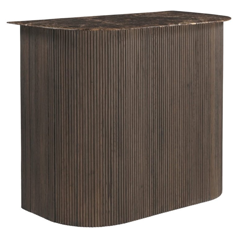 Robuste Theke mit vertikalen Holzlamellen und Marmorplatte.