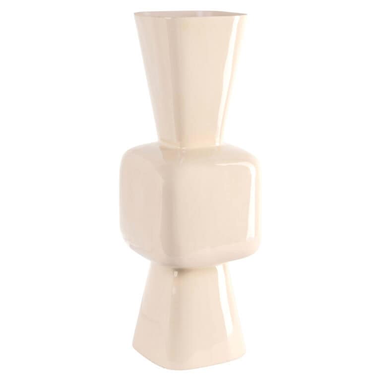 Elegante weiße Keramikvase mit geometrischem Muster.