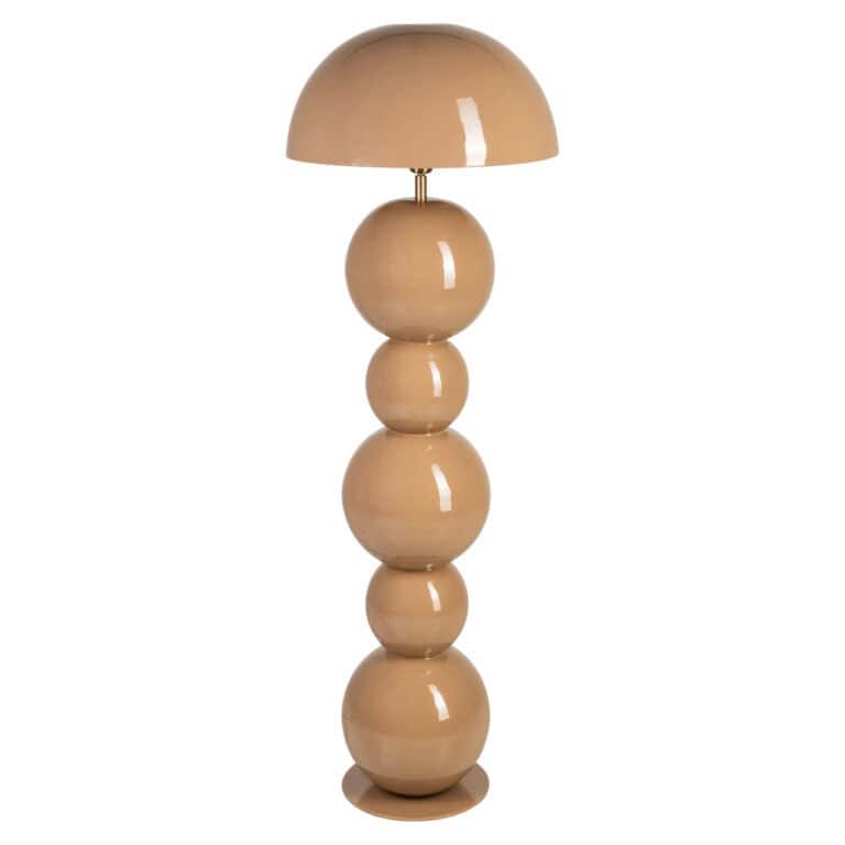 Moderne Stehlampe mit einem einzigartigen kugelförmigen Sockel und einem beigen Lampenschirm.