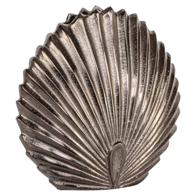 Petit vase antique en forme de coquillage, de couleur bronze, présentant des nervures.