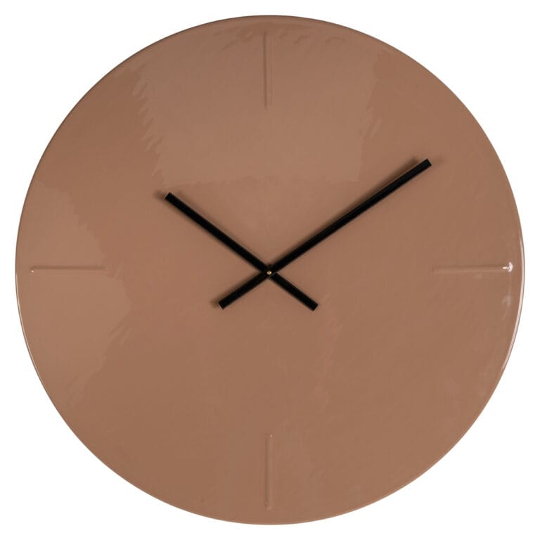 Horloge murale beige épurée avec des aiguilles noires, idéale pour un intérieur moderne.