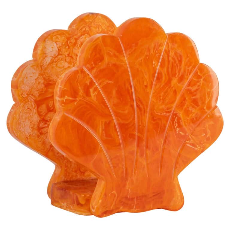 Decoratieve oranje schelpen van marmerachtig materiaal.