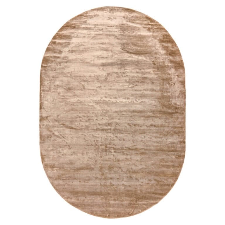 Taupe vloerkleed met zachte textuur en ovale vorm voor woonkamer.