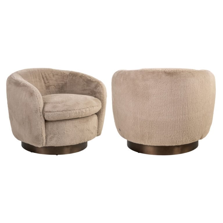 Lounge stoel Colmar in khaki fluffy stof, draaibaar en comfortabel.