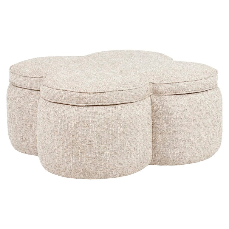 Moderne zandkleurige poef en voetenbank in tweed stof voor woonkamer.