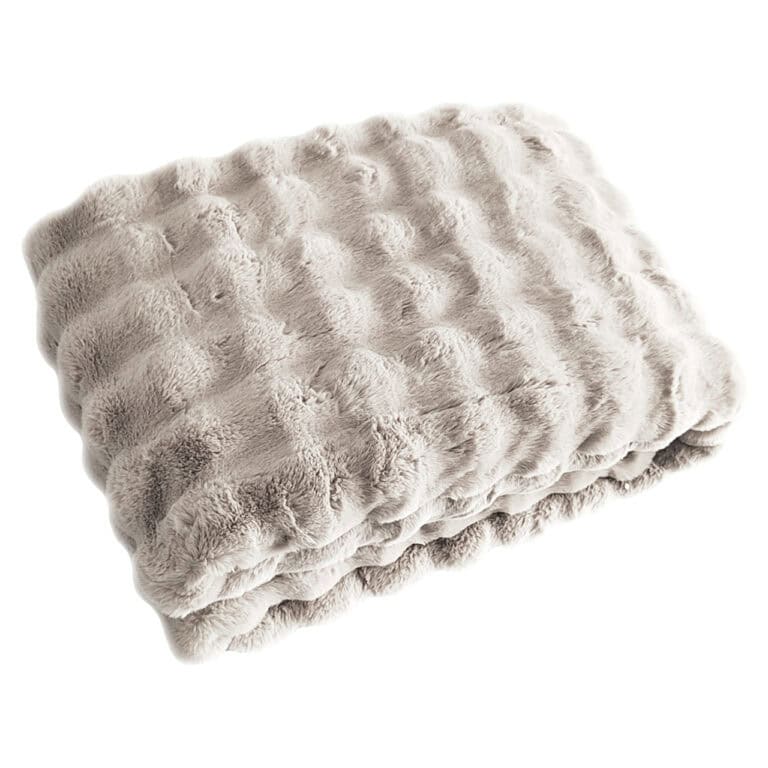 Zachte, pluizige deken in cream kleur voor gezelligheid.