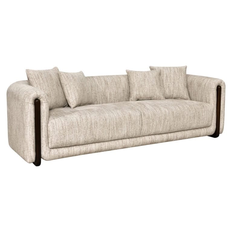 Luxe bank met zachte stoffen en houten details voor elegant interieur.