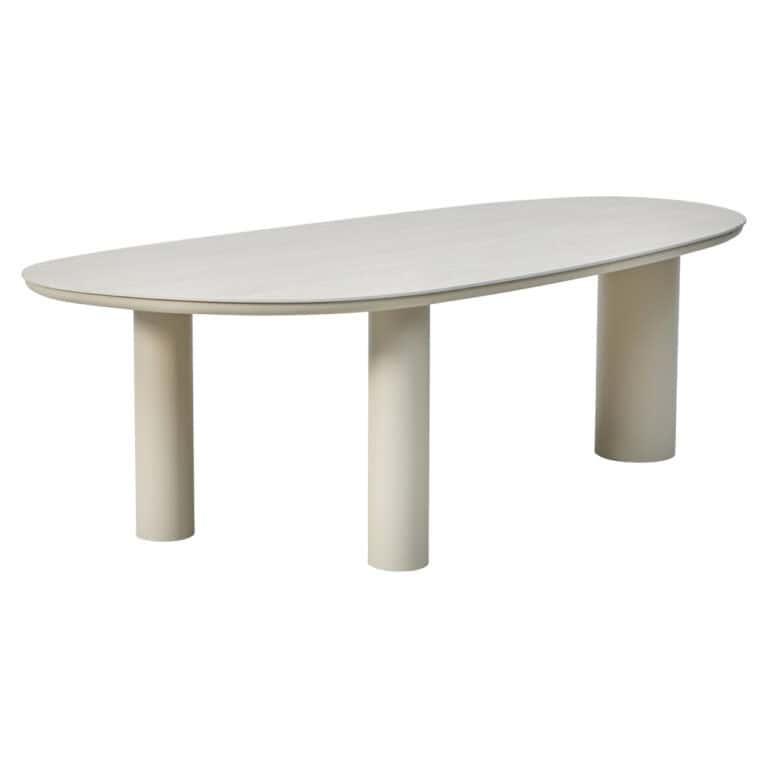 Moderne beige eettafel met ronde vorm en stevige poten.