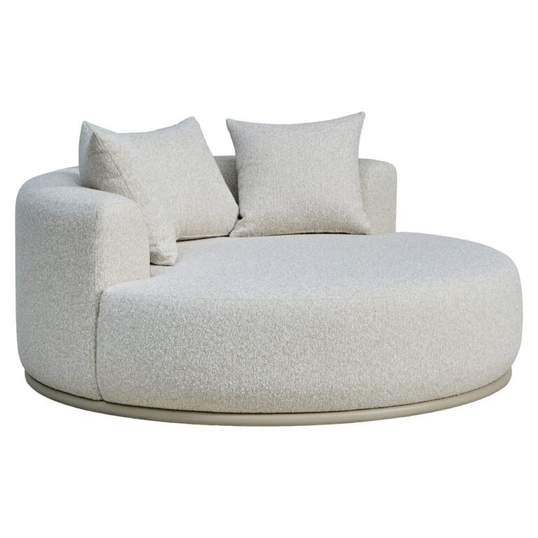 Luxe ronde dagbed in ecru met kussens, perfect voor buiten of binnen.