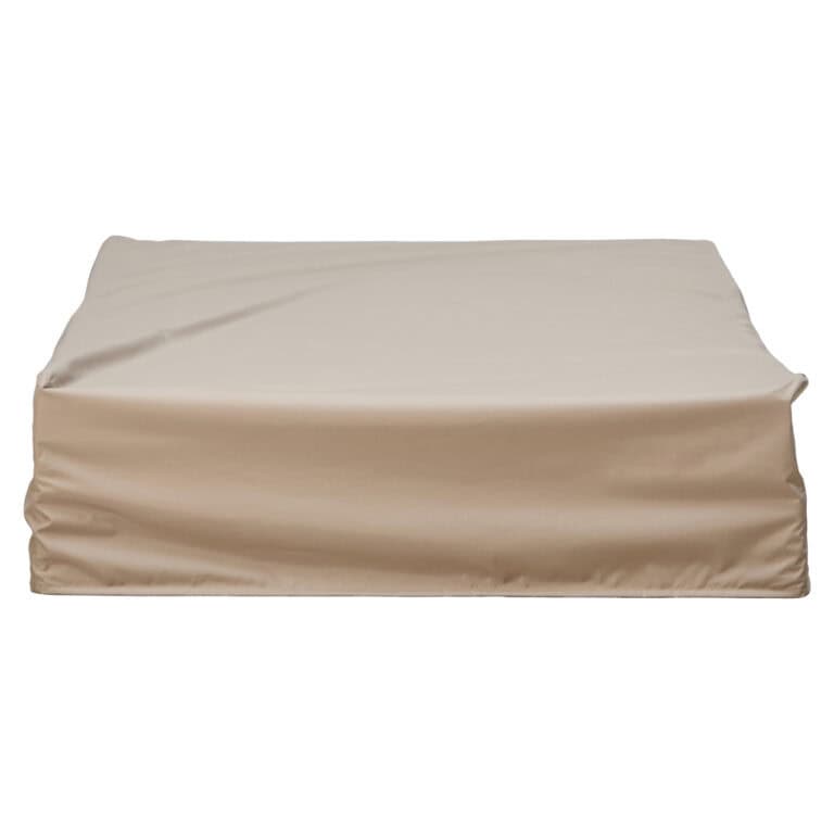 Taupe beschermhoes voor Kempinski meubel, winterbescherming.