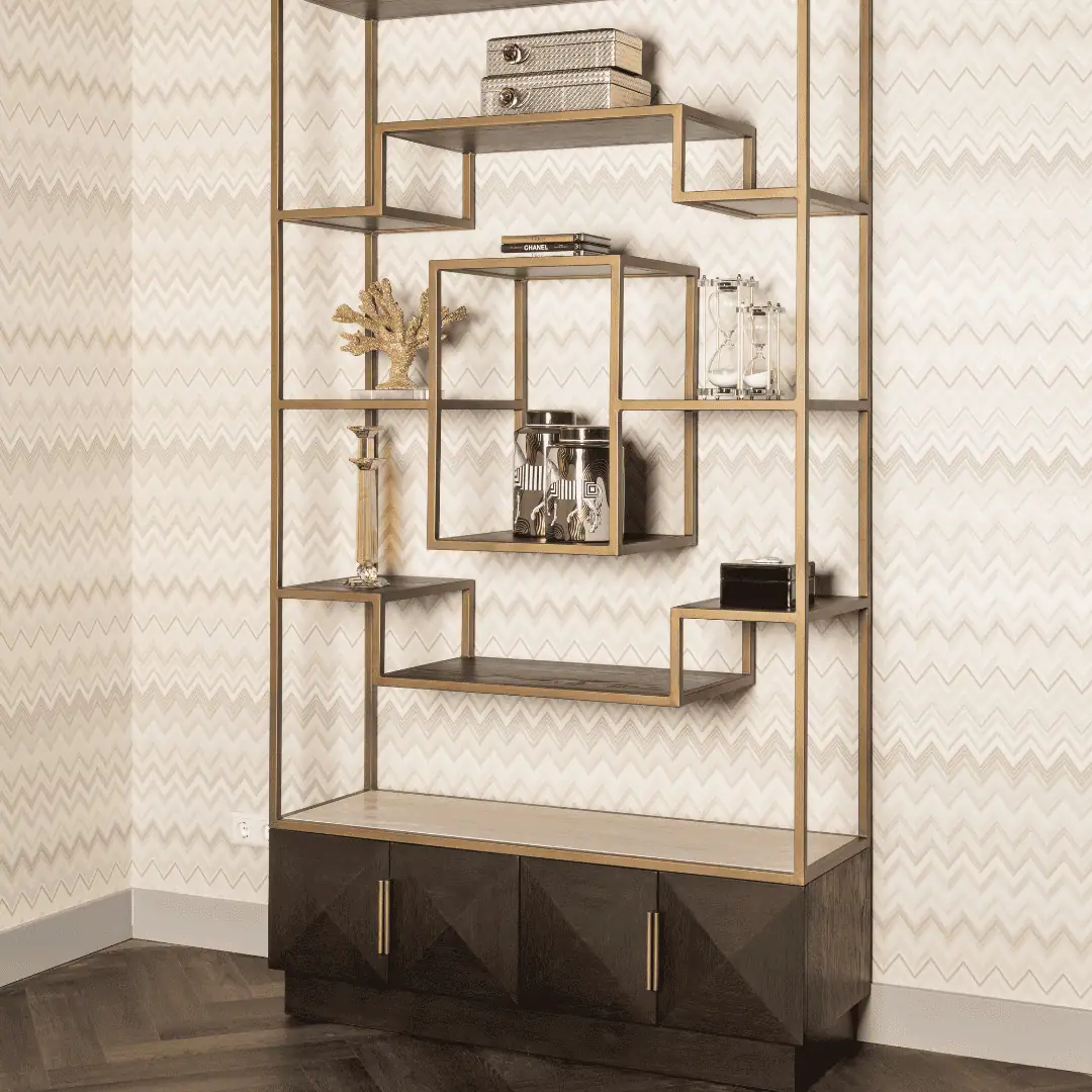 Étagère murale moderne agrémentée d'accessoires décoratifs et de livres dans un intérieur.