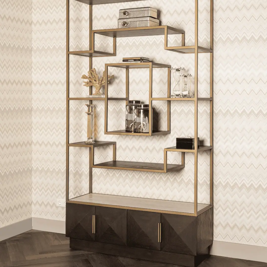 Houten wandkast met decoraties en accessoires in woonkamer.
