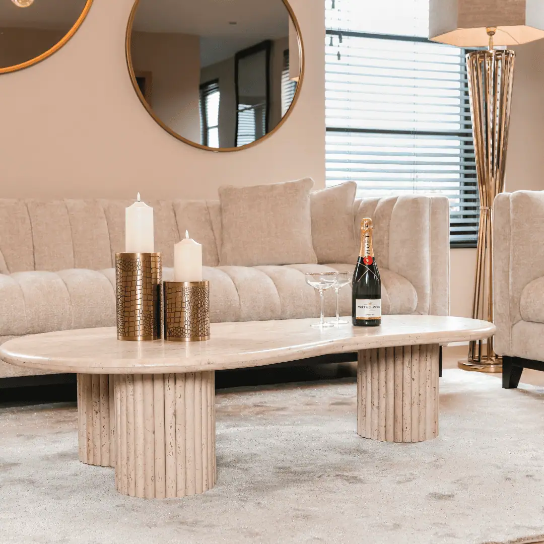 Élégant salon avec des « Canapé » beiges, des miroirs ronds et des accessoires dorés.