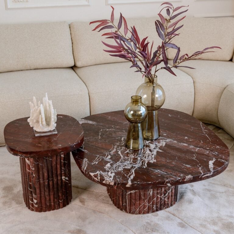 Tables basses en marbre de luxe avec des vases décoratifs dans le salon.