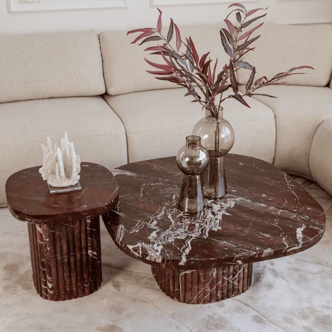 Luxuriöse Marmor-Couchtische mit dekorativen Vasen im Wohnzimmer.