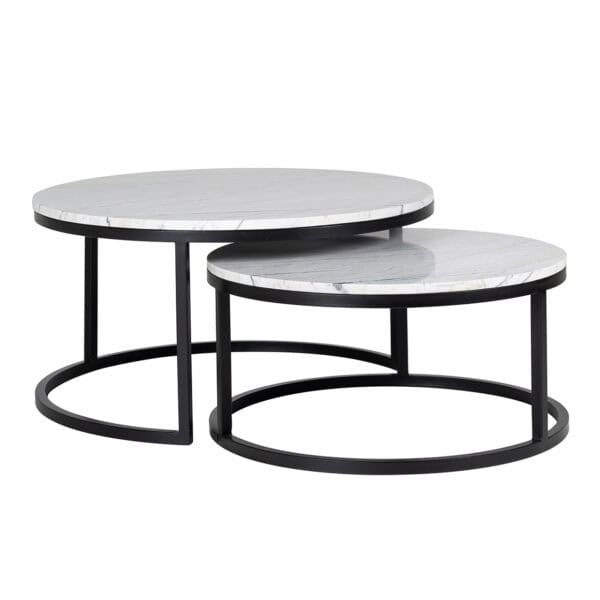 Moderne weiße Couchtische mit schwarzem Metallgestell.