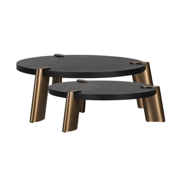 Moderne Couchtische mit schwarzen Tischplatten und goldenen Beinen.