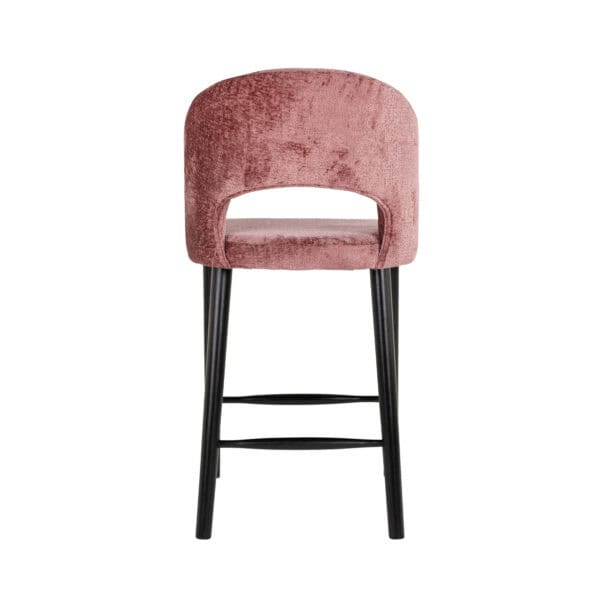 Moderne roze velvet counterstoel Savoy met zwarte houten poten.