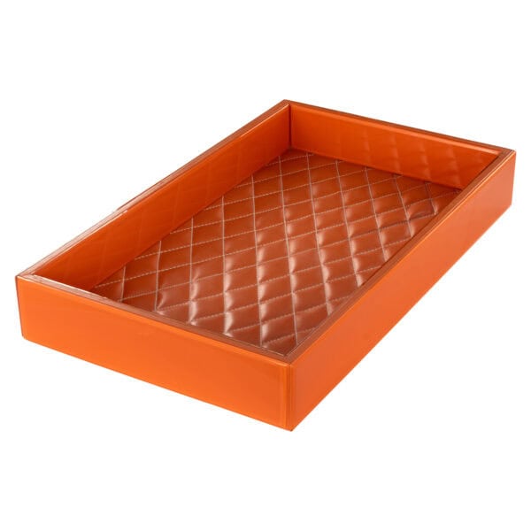 Orangefarbenes Tablett mit gesteppter Innenseite für eine stilvolle Präsentation.