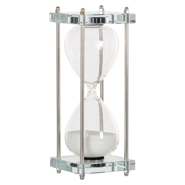 Große weiße Sanduhr als Deko-Objekt bei Richmond Interiors.