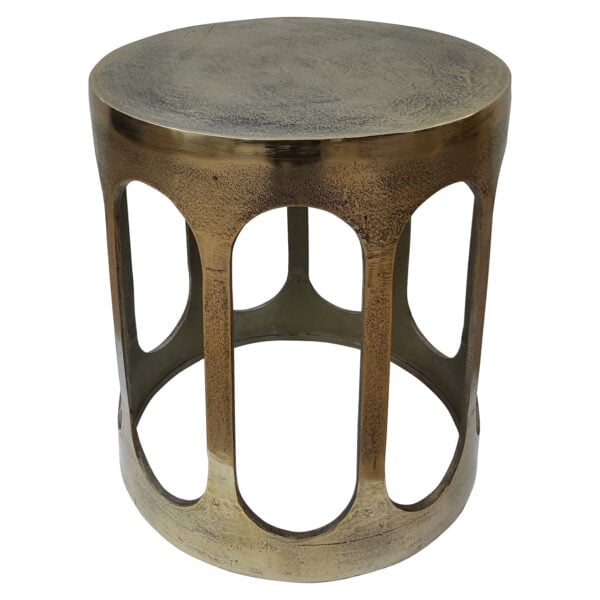 Bijzettafel met brushed goud afwerking en opengewerkte basis.