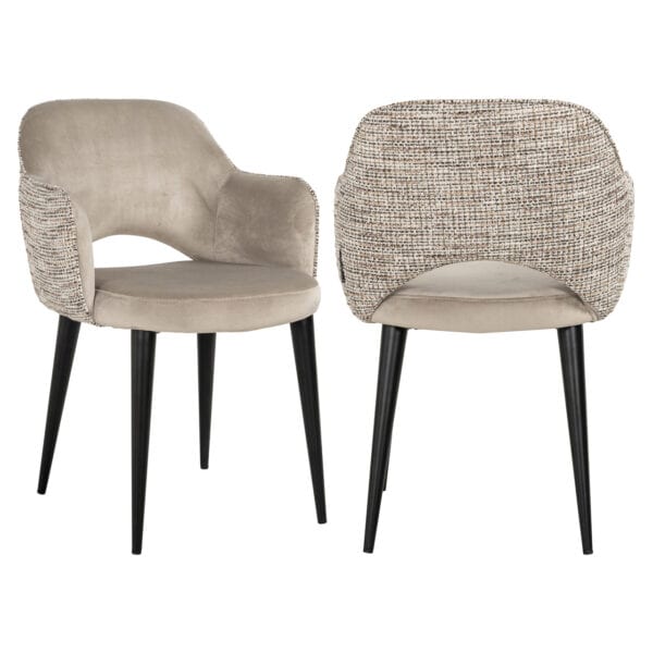 Moderne eetkamerstoel met beige velvet en zwart houten poten.