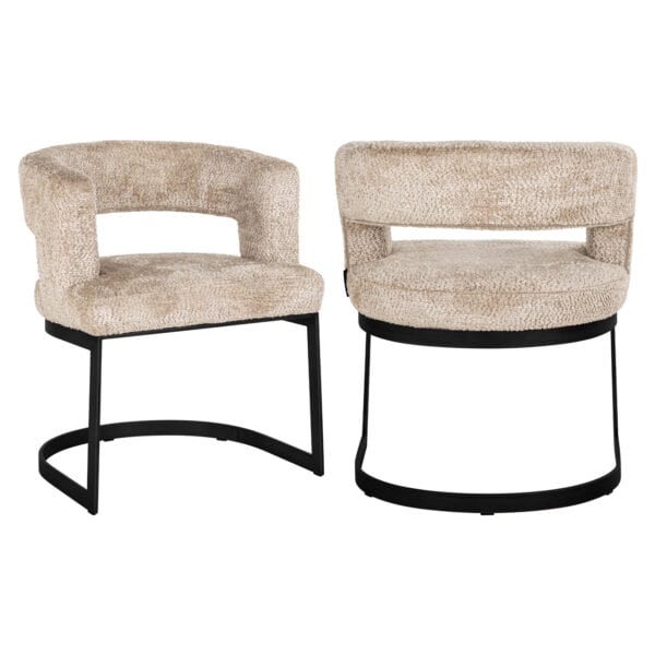 Chaise de salle à manger moderne beige « Ellis » avec piètement en métal noir.