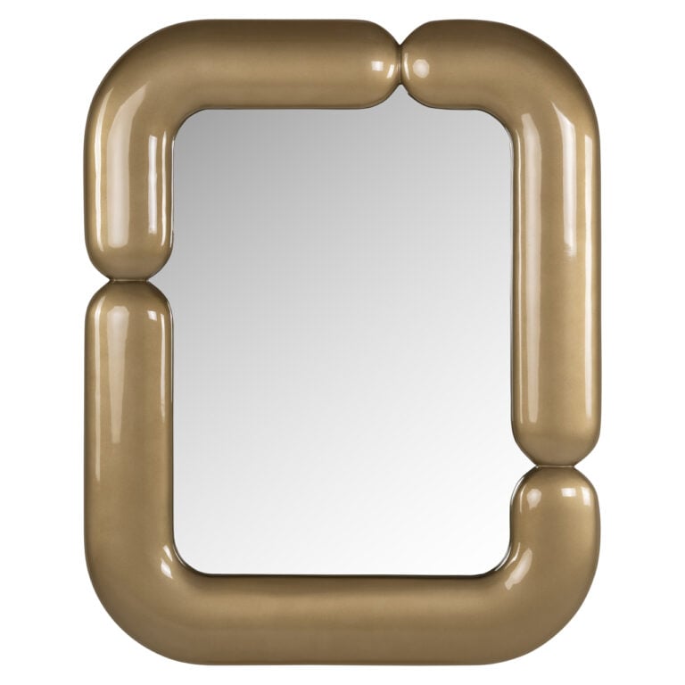 Gouden spiegel Aubry met vierkante vorm voor modern interieur.