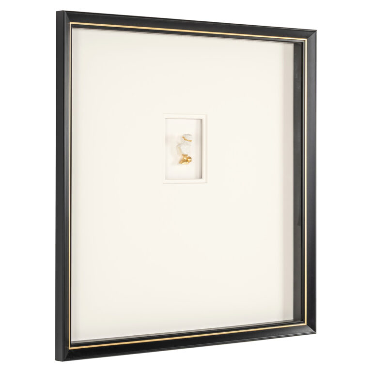 Moderne Schwarz-Weiß-Wandkunst mit goldenen Details im Rahmen.