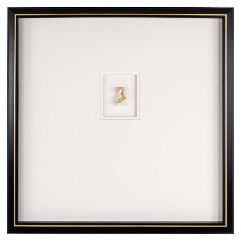 Schwarz-weiße Wandkunst mit der Zahl 2 in einem Rahmen.