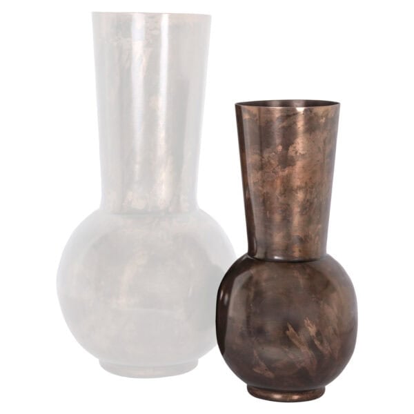 Vase en cuivre d'Richmond Interiors, au design moderne et à l'allure élégante.