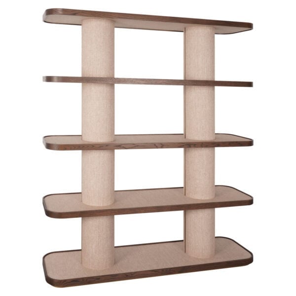 Moderne beige wandkast met meerdere planken en ronde houten poten.