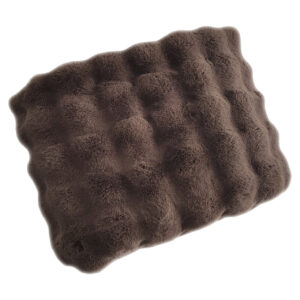Donkere bruine plaid winter deken met knoopdetails voor warme interieurs.