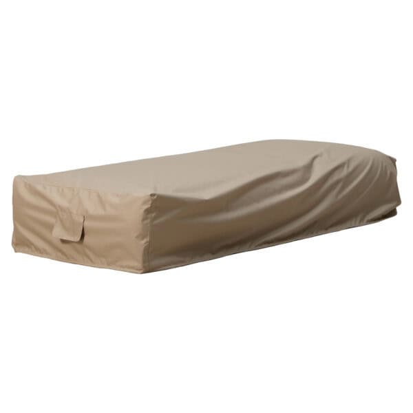 Taupe winter beschermhoes voor tuinmeubilair.