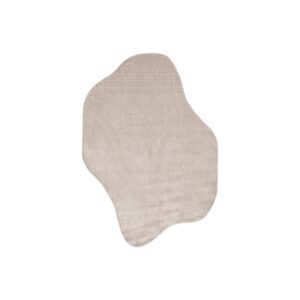 Licht beige vloerkleed met organische vorm voor woonkamer.