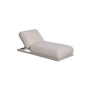 Moderne lounge stoel met lichte bekleding en metalen frame.
